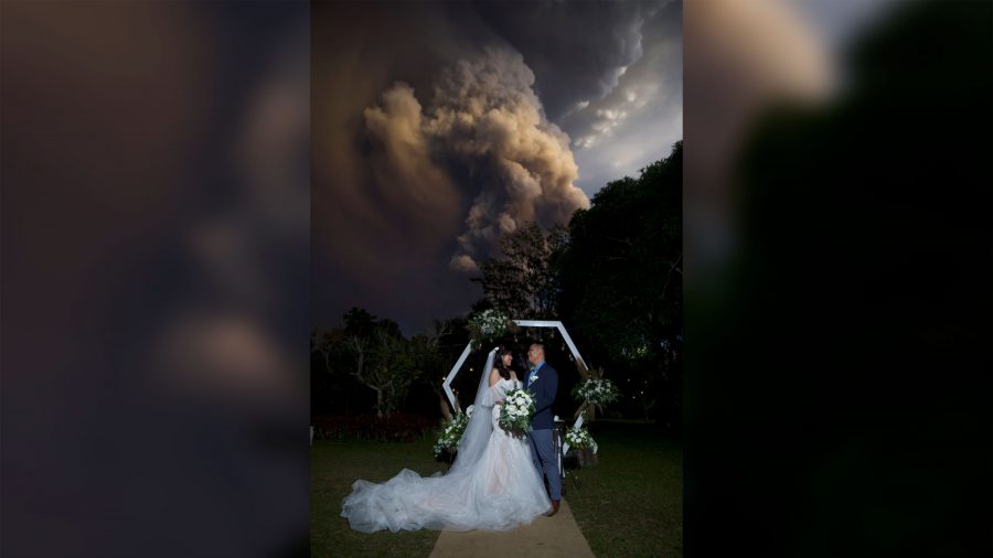 Un couple se marie aux Philippines pendant l&rsquo;éruption d&rsquo;un volcan en arrière-plan