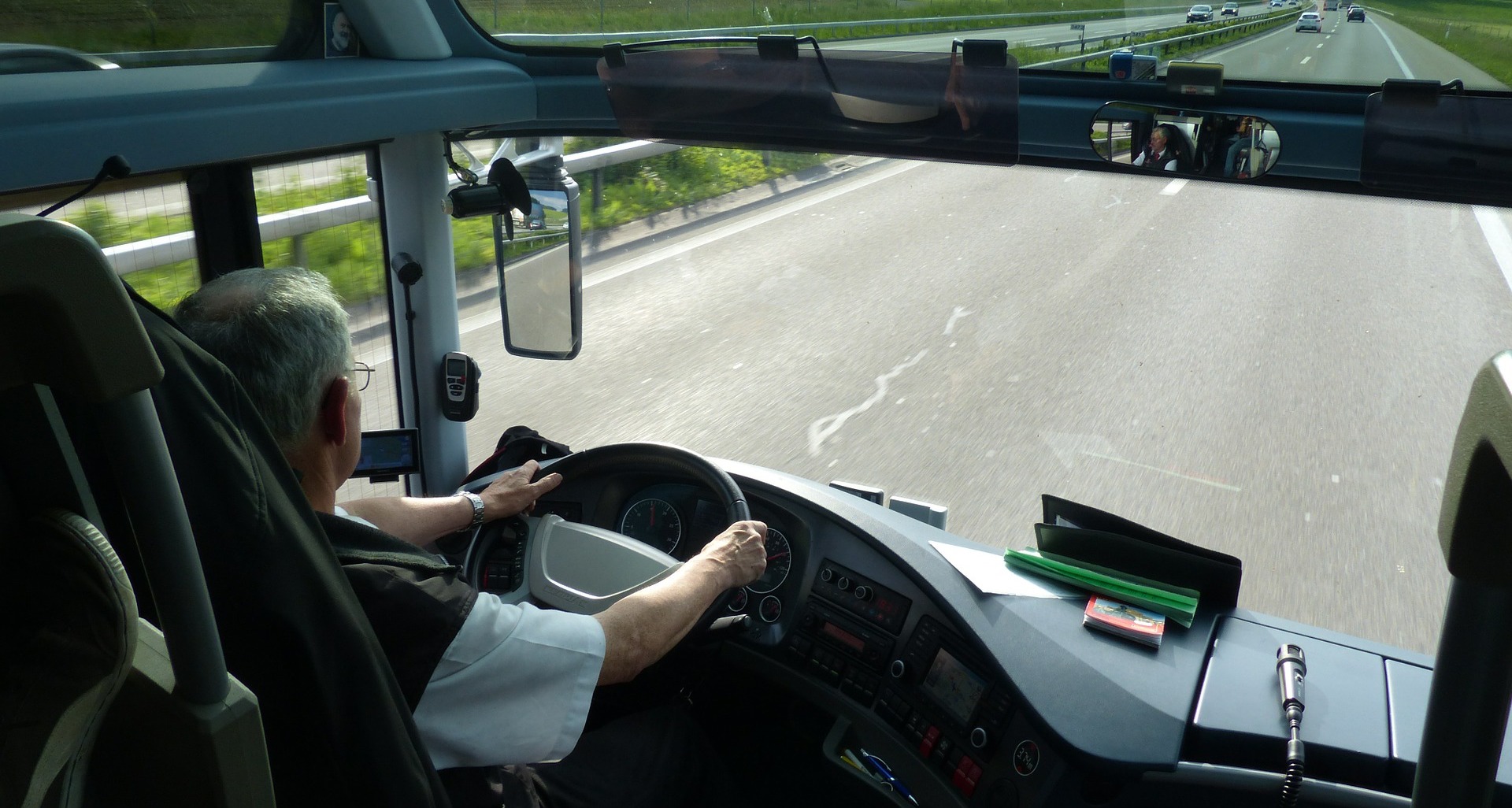 Caen : un bus de pèlerins catholiques attaqué par des individus cagoulés