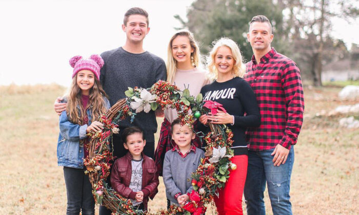 Des parents pasteurs trouvent une famille sans abri à leur église et adoptent deux bébés de parents toxicomanes