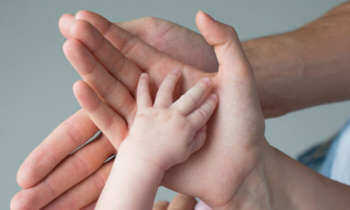 Des parents dont l&rsquo;enfant est atteint de la trisomie 21 adoptent un garçon atteint de la même maladie