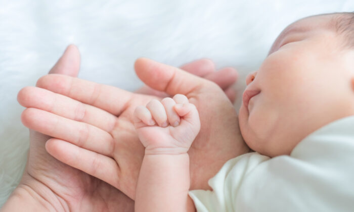 Une petite fille sonne la cloche de la victoire « sans cancer » après avoir vaincu le cancer du cerveau contre toute attente