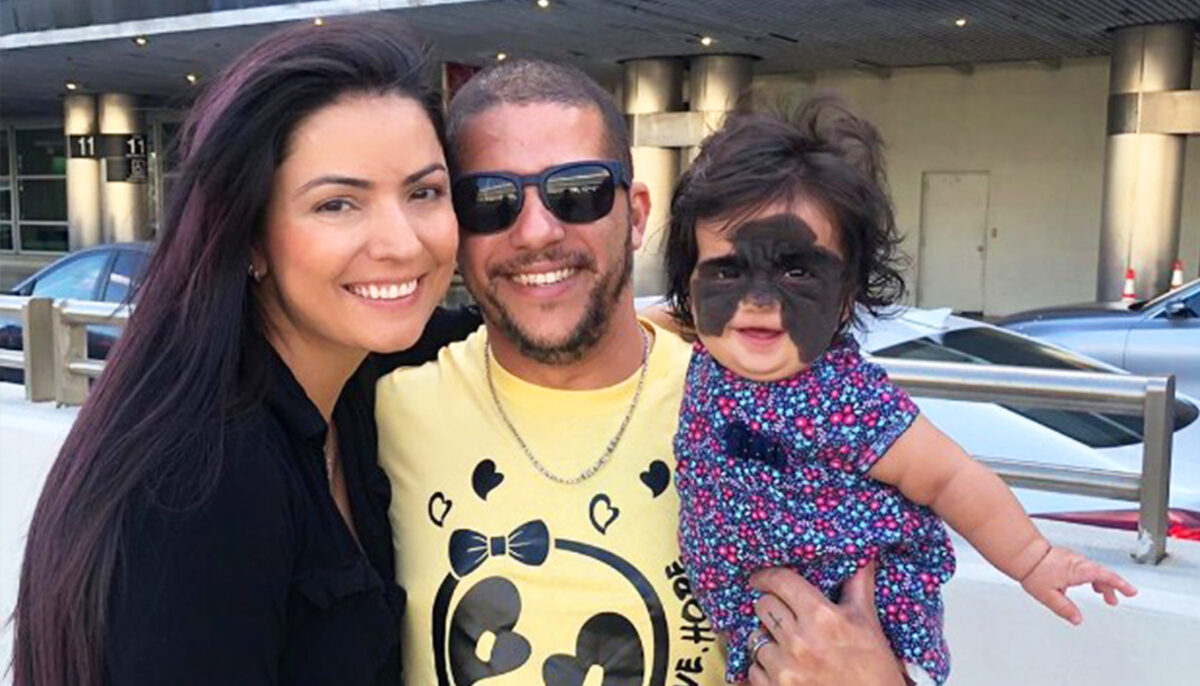 Un bébé, ressemblant à «Batman» à cause d&rsquo;une tache de naissance sur le visage et qualifié de «monstre» par des trolls en ligne, se rend en Russie pour y être opéré