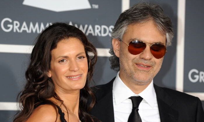 Le ténor Andrea Bocelli et son épouse Veronica chantent en duo dans une petite ville portuaire devant une foule enchantée