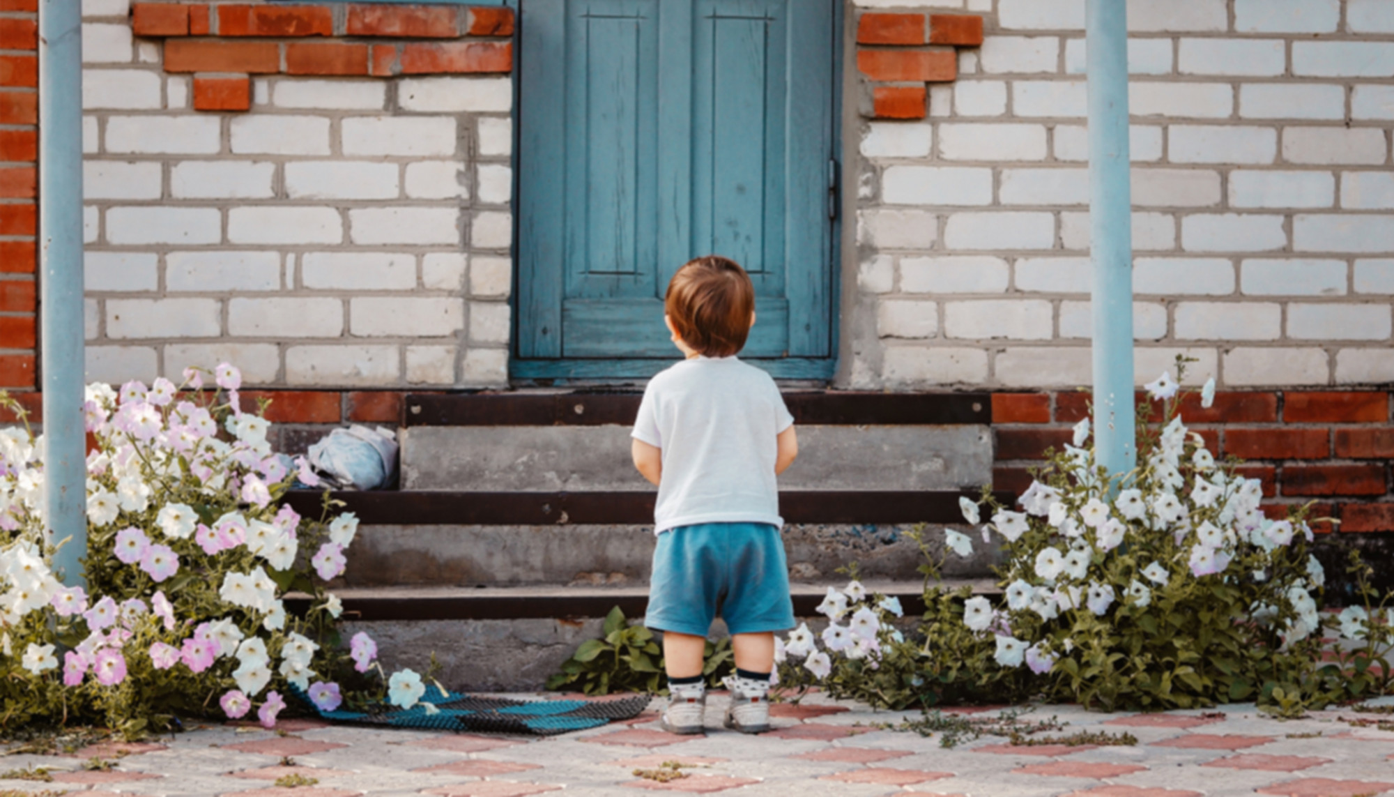 Un garçon se présente à la porte d&rsquo;un voisin pour faire du jardinage après le déploiement de son père soldat