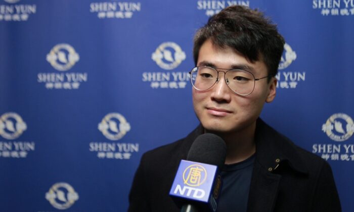 L&rsquo;ancien employé du consulat britannique torturé en Chine pleure en voyant Shen Yun