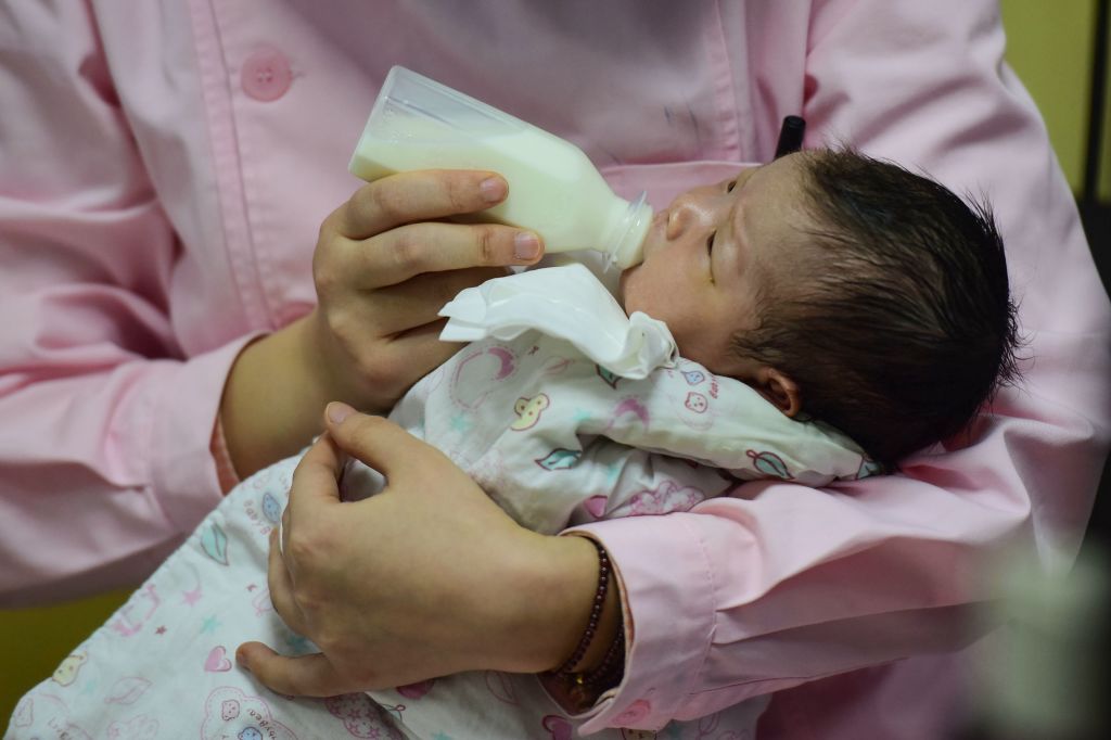 Chine: un bébé est né avec le coronavirus, la transmission est possible de la mère à l&rsquo;enfant