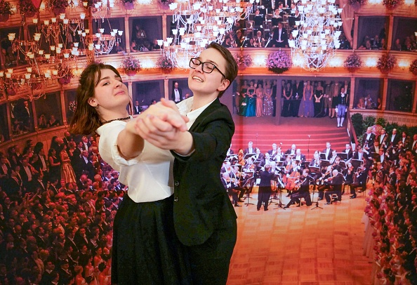 Un couple de danseuses rafraîchit l&rsquo;étiquette du bal viennois