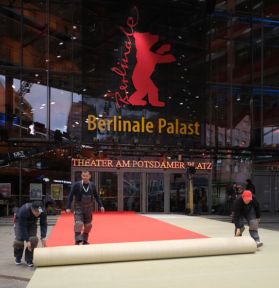 Glamour et politique, la 70e Berlinale ouvre ses portes