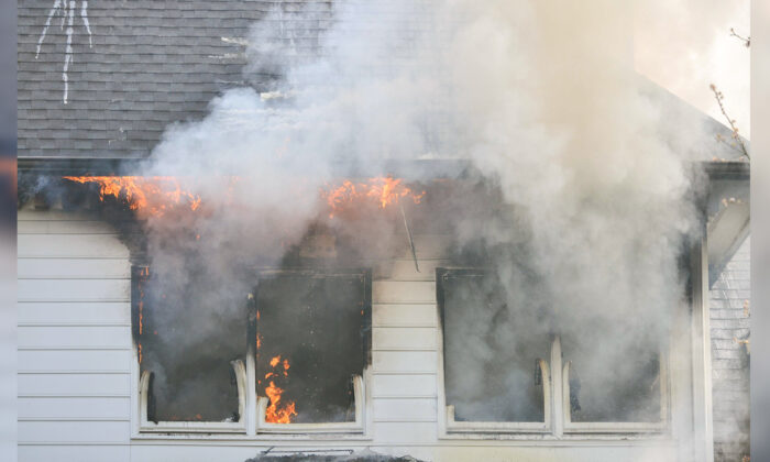 Un enfant de 5 ans tire sa petite soeur et son chien de sa maison en feu, puis y retourne pour 7 autres membres de sa famille