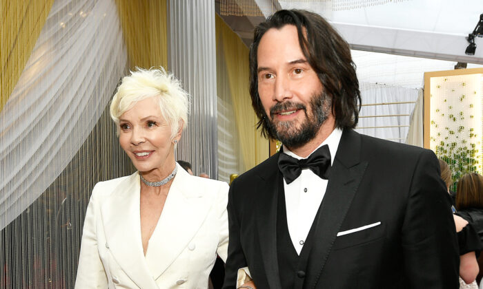 Keanu Reeves et sa mère Patricia Taylor, étincelante de blanc, marchent sur le tapis rouge aux Oscars 2020