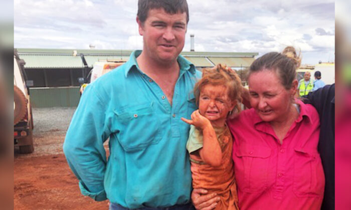 Une fillette de 3 ans s’égare en pleine nature australienne avec son fidèle chien, qui reste à ses côtés jusqu&rsquo;à ce qu’ils soient retrouvés