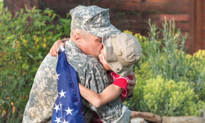 Un adolescent en colère contre sa mère pour avoir vendu le 4×4 de son père, un marine tombé au combat – mais sa mère lui prépare une adorable surprise
