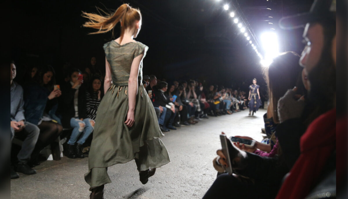 Une fille mannequin de 22 ans atteinte de trisomie est confiante sur la piste lors de la semaine de la mode à New York : « Il n&rsquo;y a pas de limites »