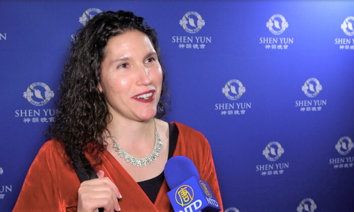 Une femme d&rsquo;affaires stupéfaite par la profondeur et la beauté de Shen Yun: «Je sentais mon cœur guérir»