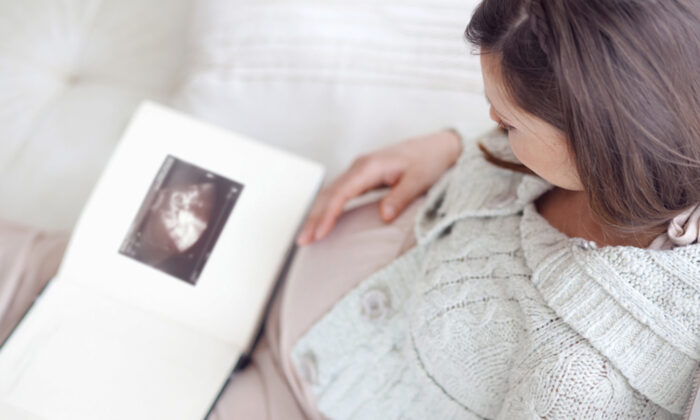 Un mari publie la lettre ouverte de son chagrin suite à la fausse couche de sa femme après que celle ci a finalement enfanté, cela devient viral