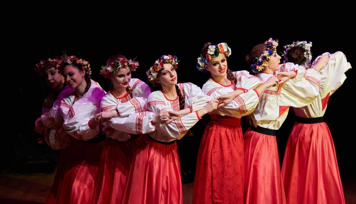 Elles ne sont pas sur rollers : 16 danseuses traditionnelles russes présentent une danse magique