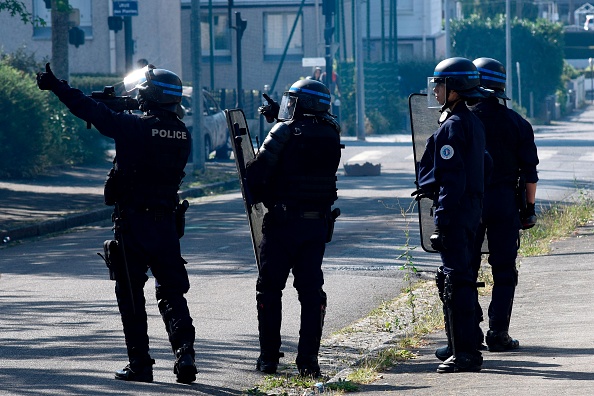 Paris : des CRS sauvent la vie d’une jeune fille enceinte qui voulait mettre fin à ses jours