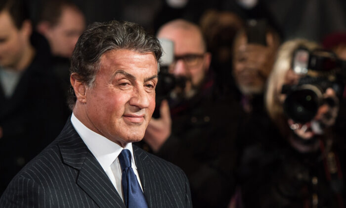Sylvester Stallone laisse tomber la teinture et affiche une chevelure et une barbe grises que les fans adorent