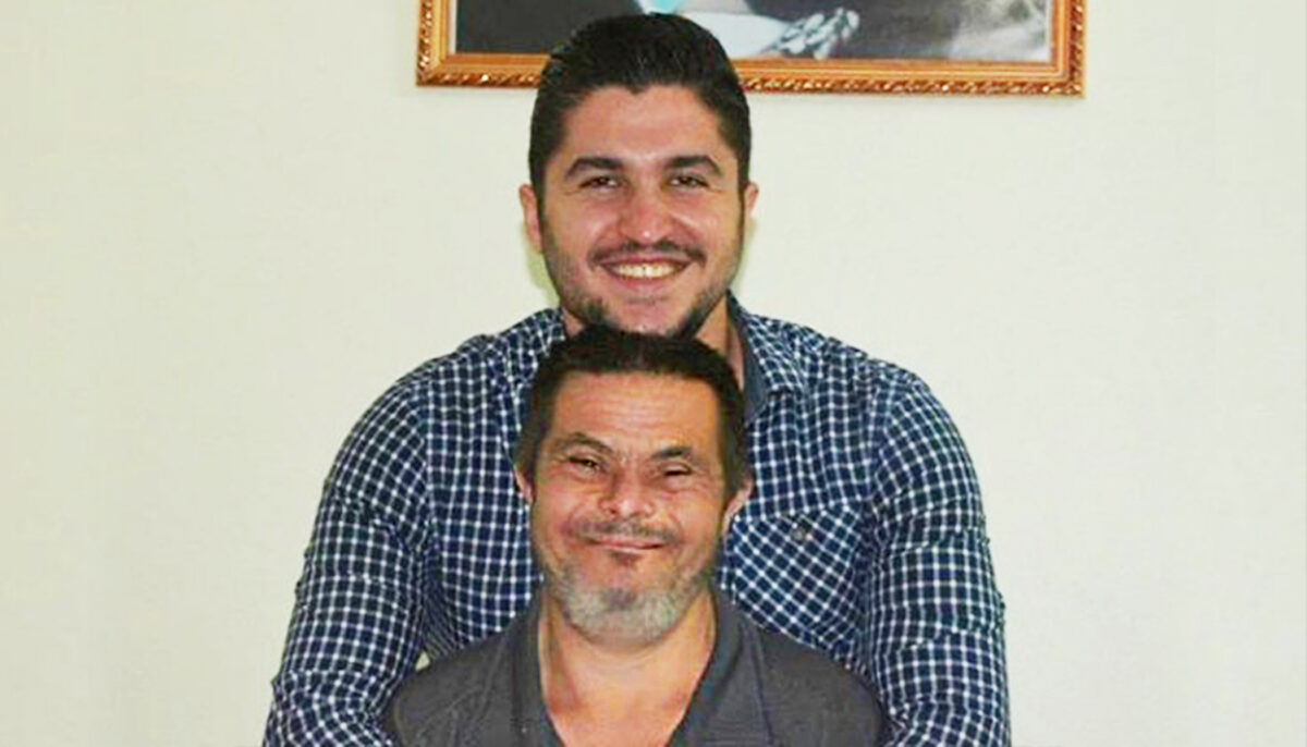 Un étudiant dentiste raconte l&rsquo;histoire touchante de son éducation par son père atteint de trisomie 21