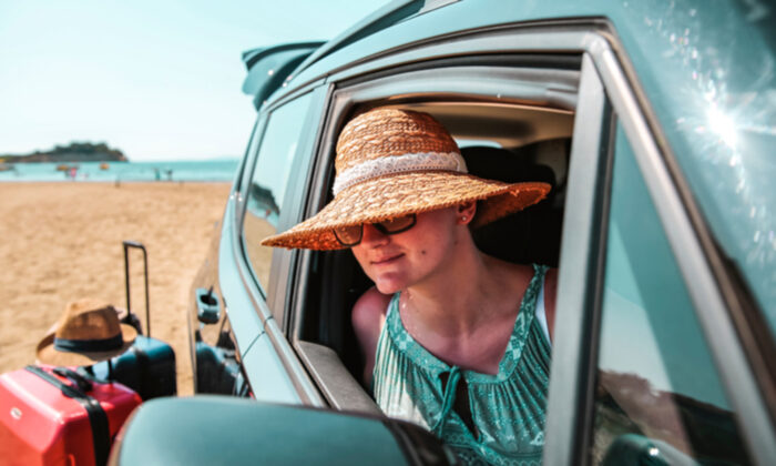 Des parents espiègles prennent leur modem lors d&rsquo;une «journée ennuyeuse» à la plage après que trois enfants ont refusé d&rsquo;y aller