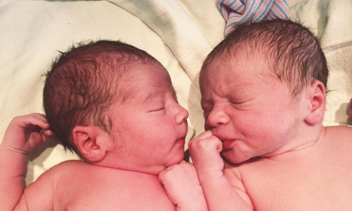 Les parents décident de ne pas connaître le sexe de leurs jumeaux, ils sont très surpris au moment de la naissance