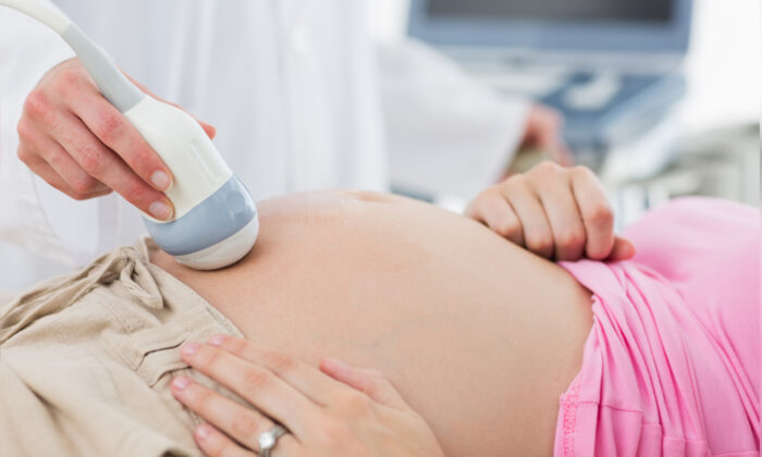La vidéo de l&rsquo;échographie d&rsquo;une future maman montre son bébé «tapant des mains» pendant que ses parents lui chantent une comptine