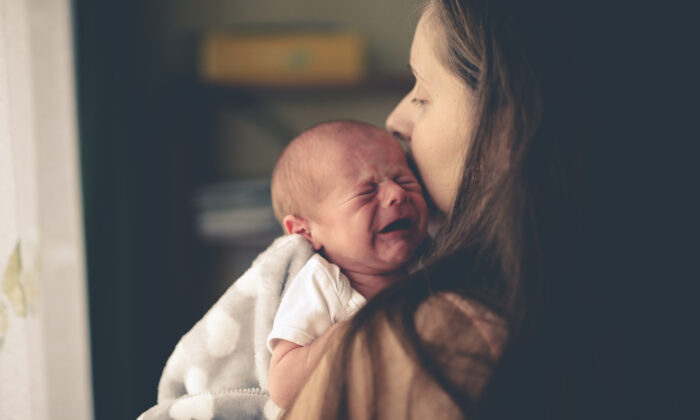 Une mère fatiguée et intelligente fabrique une «fausse main » pour apaiser son bébé qui pleure afin qu&rsquo;il s&rsquo;endorme