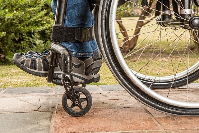 Par amour pour sa femme handicapée, il crée un vélo fauteuil roulant pour pouvoir l’emmener en promenade