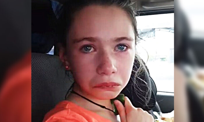 Une mère partage la vidéo émouvante de sa fille handicapée de 12 ans, sauvagement mordue par un camarade de classe