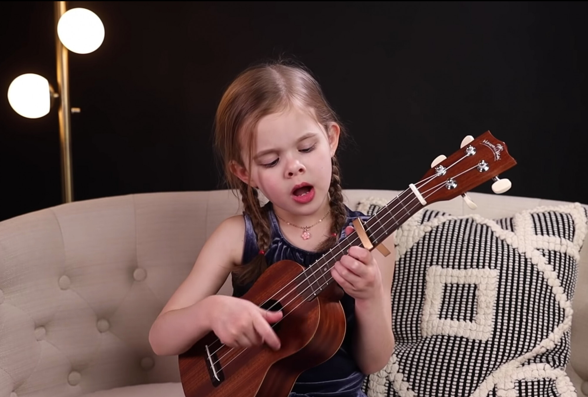 Une adorable fillette attendrit les cœurs avec la reprise au ukulélé du classique d&rsquo;Elvis (Flashback Video)
