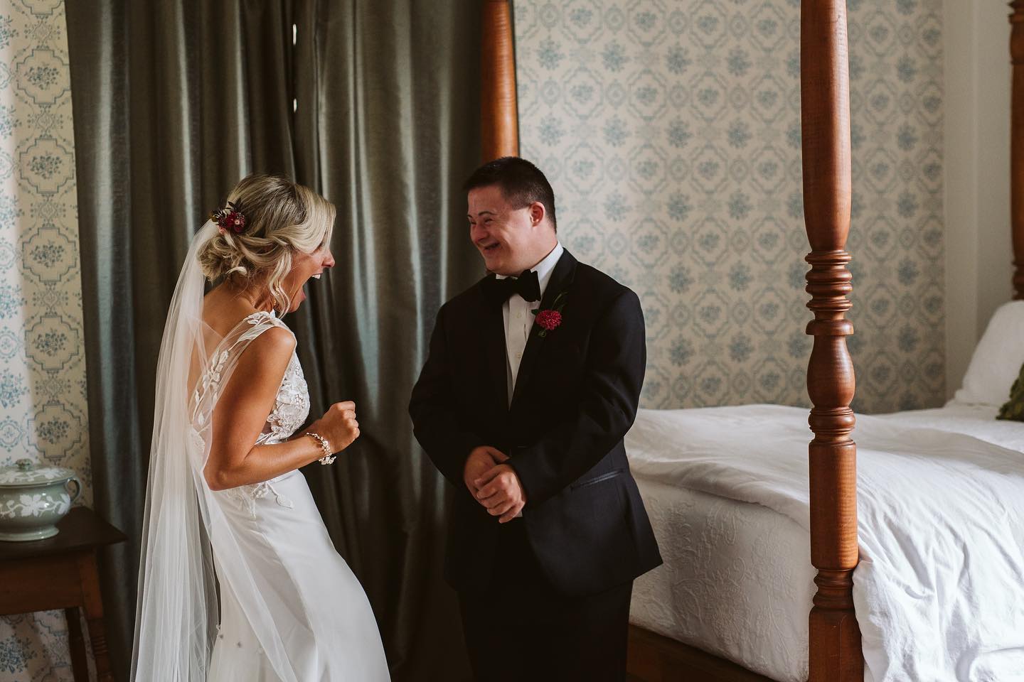 Les photos du «premier regard» d&rsquo;un frère trisomique sur sa soeur mariée deviennent virales