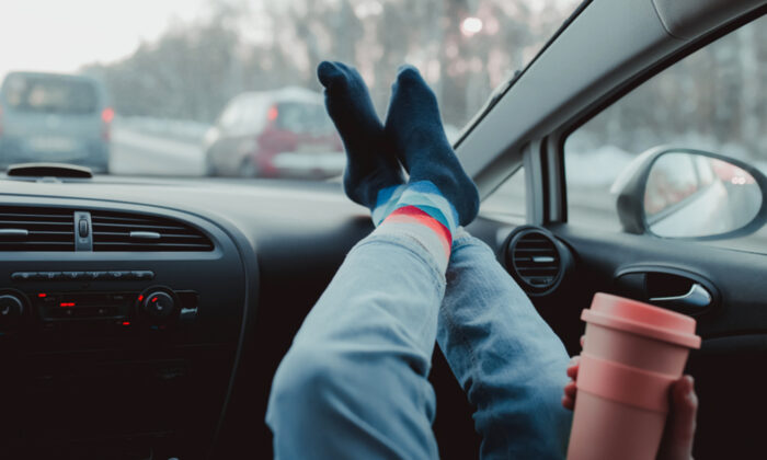 L’effroyable radiographie des hanches détruites d&rsquo;une femme nous montre pourquoi il ne faut jamais poser les pieds sur le tableau de bord d’une voiture