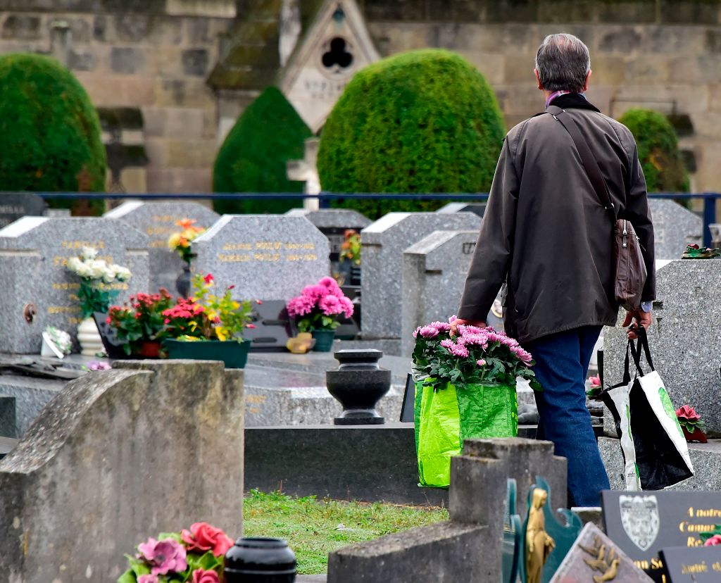 Ille-et-Vilaine : faute de pouvoir vendre ses fleurs, il vient fleurir les cimetières de sa commune