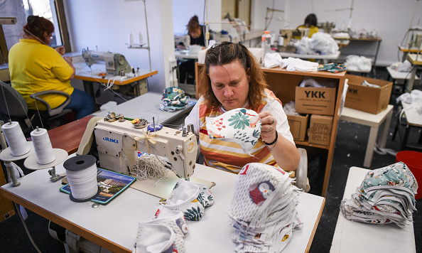 Le CHU de Grenoble indique à son personnel comment fabriquer ses propres masques en leur fournissant un patron