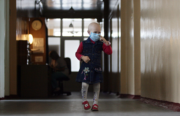 Confinement: une fillette atteinte de leucémie embrasse son papa à travers la fenêtre et montre l&rsquo;exemple