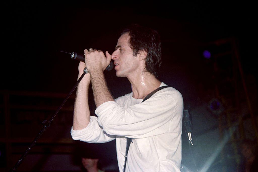 « Ils sauvent des vies » : Jean-Jacques Goldman chante pour ceux qui sont mobilisés contre le virus du PCC