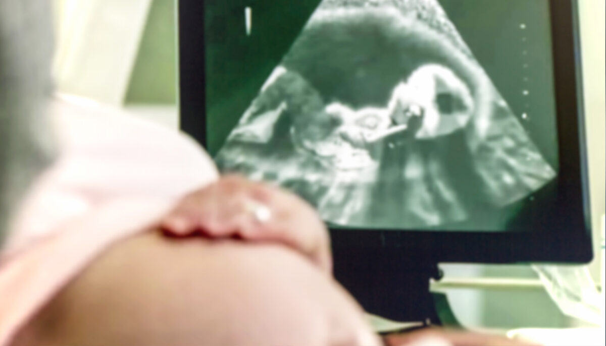 Les médecins disent que le cancer l&rsquo;a rendue stérile, mais elle leur prouve le contraire et donne naissance à un petit garçon