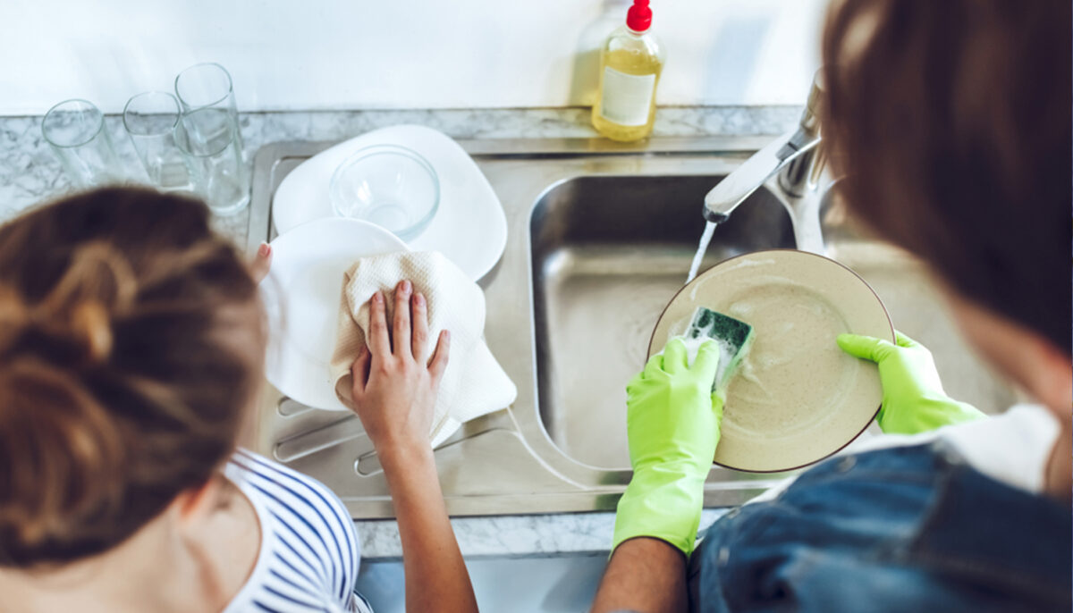 Un mari explique pourquoi il « n&rsquo;aide pas » sa femme dans ses tâches ménagères