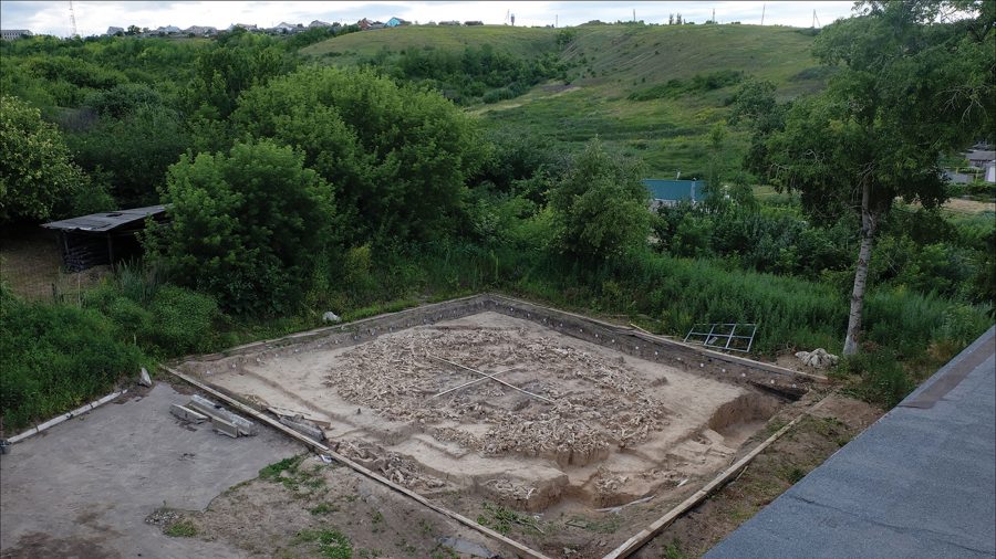 Une structure glaciaire mystérieuse constituée par des centaines d&rsquo;os de mammouths a été découverte en Russie