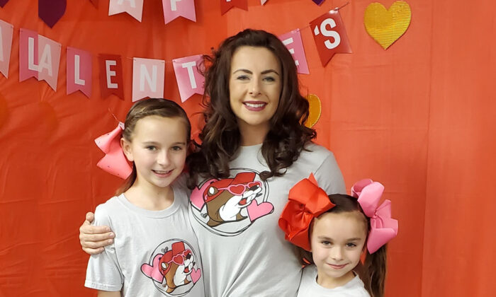 Une mère en larmes en lisant la note d&rsquo;une étrangère qui a payé le gâteau d&rsquo;anniversaire de sa fille