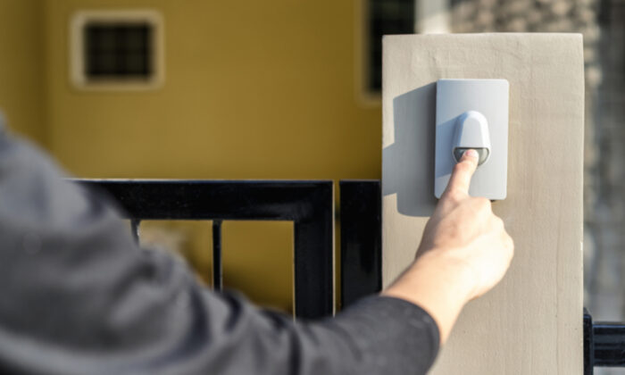 Une caméra de sonnette montre un enfant qui court pour embrasser un livreur de pizza qui vient de perdre sa propre fille