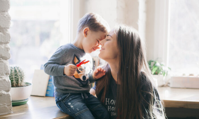 Un enfant de 2 ans atteint d&rsquo;une maladie génétique rare dit «Je t&rsquo;aime» à sa mère pour la première fois