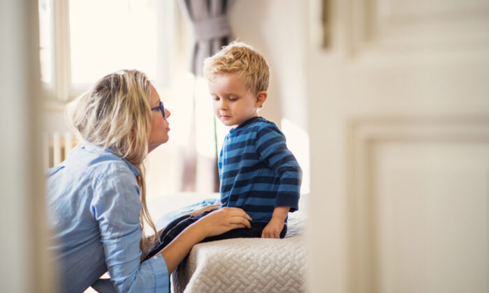 Un jeune enfant fait une adorable diatribe quand sa mère part au travail sans l’embrasser