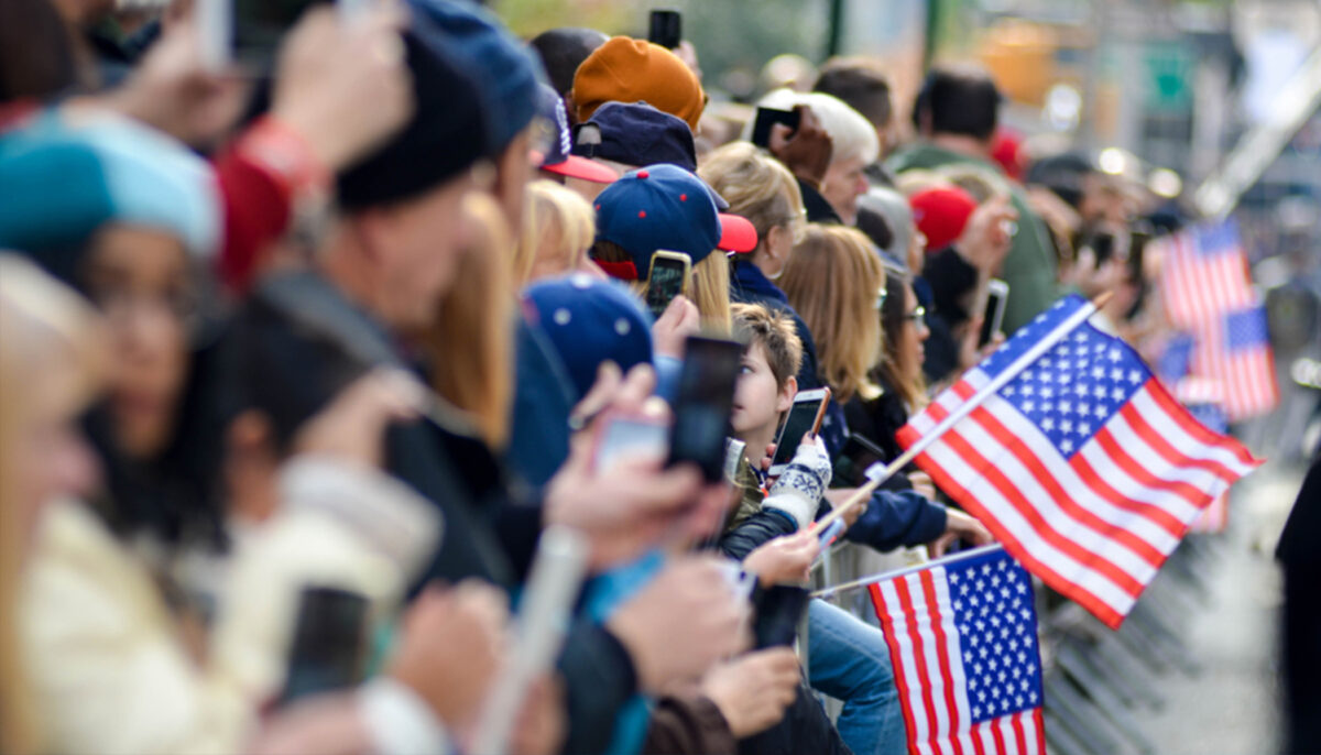 Un ancien combattant de la Seconde Guerre mondiale célèbre son 100e anniversaire et partage de sages paroles : boire du bon alcool et rester à l&rsquo;écart des femmes dangereuses