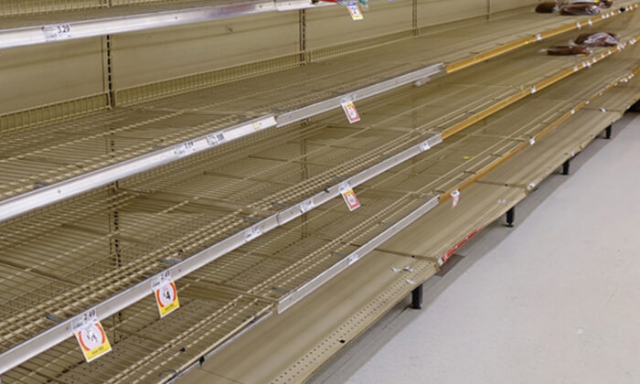 La photo d&rsquo;une dame âgée, incapable d&rsquo;acheter de la nourriture à l&rsquo;épicerie en raison de la panique générée par le coronavirus, devient virale et suscite une polémique