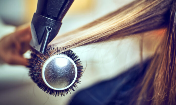 Une arrière-grand-mère de 101 ans est la plus ancienne esthéticienne en activité après avoir coiffé pendant 75 ans