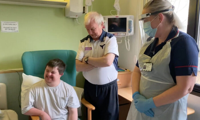 Un trisomique embrasse sa mère après avoir vaincu le virus du PCC : un rétablissement étonnant