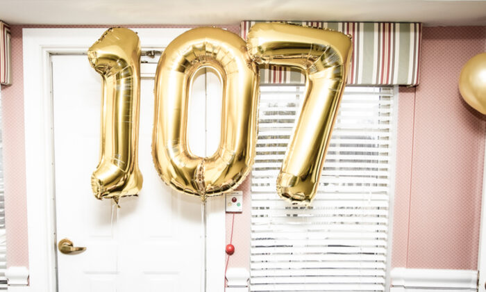 Un héros de la Seconde Guerre mondiale célèbre son 107e anniversaire sans famille dans une maison de retraite en raison du confinement dû au virus du PCC