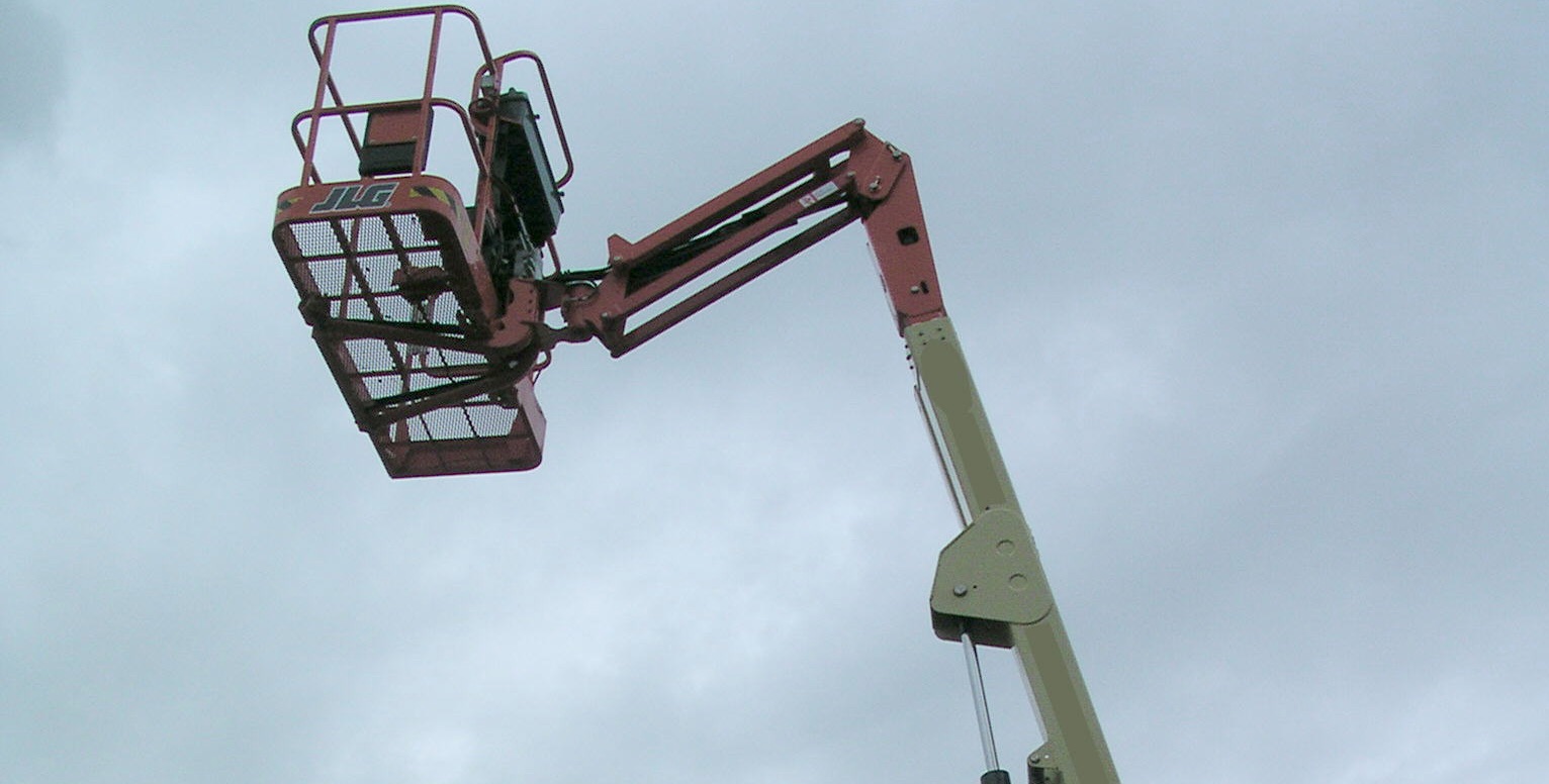 À 88 ans, l&rsquo;amour le pousse à utiliser une nacelle élévatrice pour voir sa femme, confinée en maison de retraite