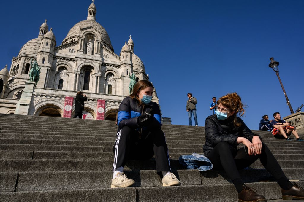 Quelle distance de sécurité faut-il garder entre les personnes pour se protéger du coronavirus?